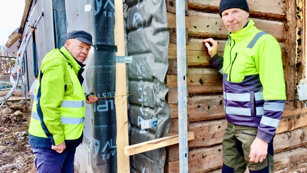 Tehniline konsultant Ain Konsap (vasakul) Tartu regiooni energiaagentuurist ja tehnikaülikooli professor Targo Kalamees uurivad, kuidas väga hästi projekteeritud renoveerimislahend valmis ehitatakse. Õhutõke likvideerib piirdetarindi läbipuhutavuse, soojustus vähendab soojuskadusid, tuuletõke väldib külma välisõhu tungimist soojustusse. Haanja maratonil käinud Targo Kalamees ütles, et Võrumaa mehed tegid väga hea suusaraja, Võrumaa naised pakkusid väga maitsvat suppi ja käsitööleiba. FOTO: Kalev Annom